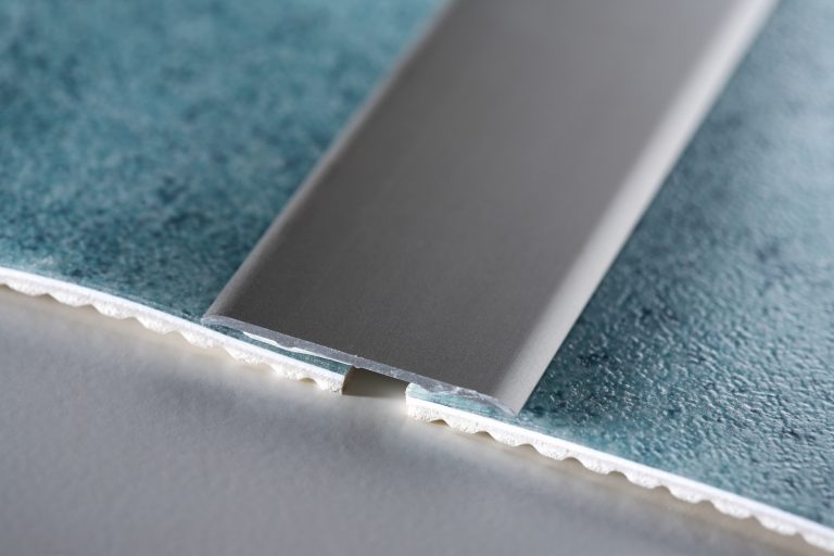 Como colocar rodapé com cola?